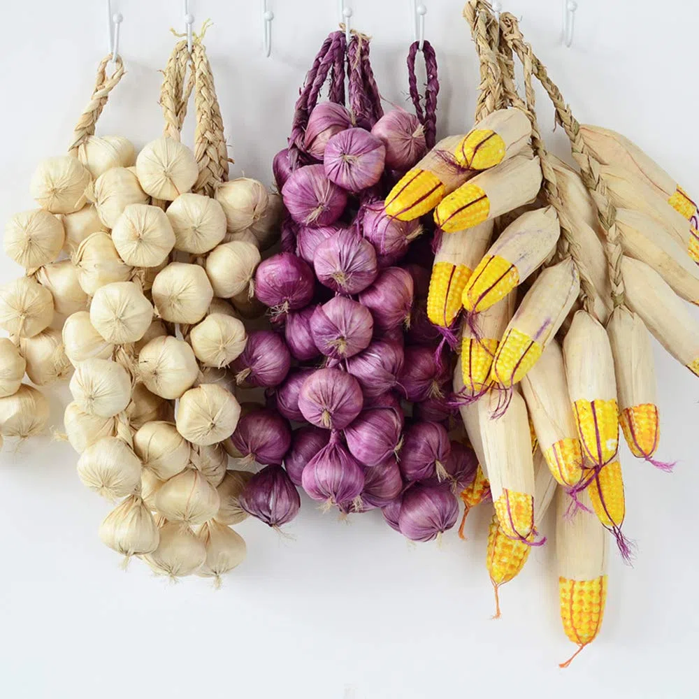 Confezione da 5 trecce di aglio finte in schiuma; verdure appendere, realistiche, con peperoncini rossi e mais, decorazione per casa, cucina, negozio fotografie (peperoncino