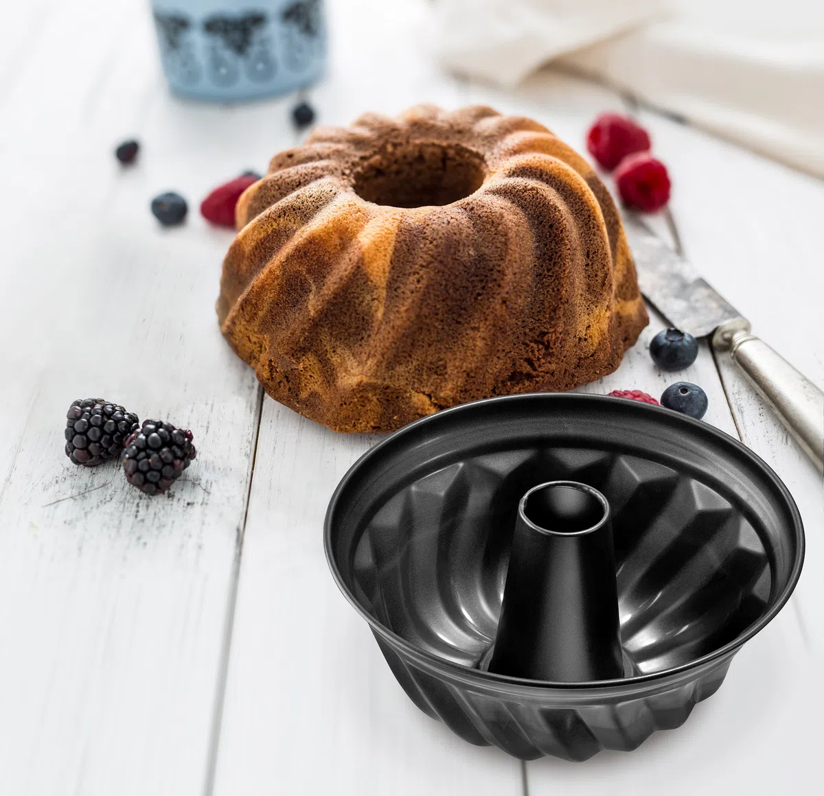 Zenker - Stampo per ciambella 22 cm della serie "Pure", stabile e rivestito, per succosi di ciambella, stampo rotondo con rivestimento antiaderente (colore: Nero) Quantità: 1 pezzo