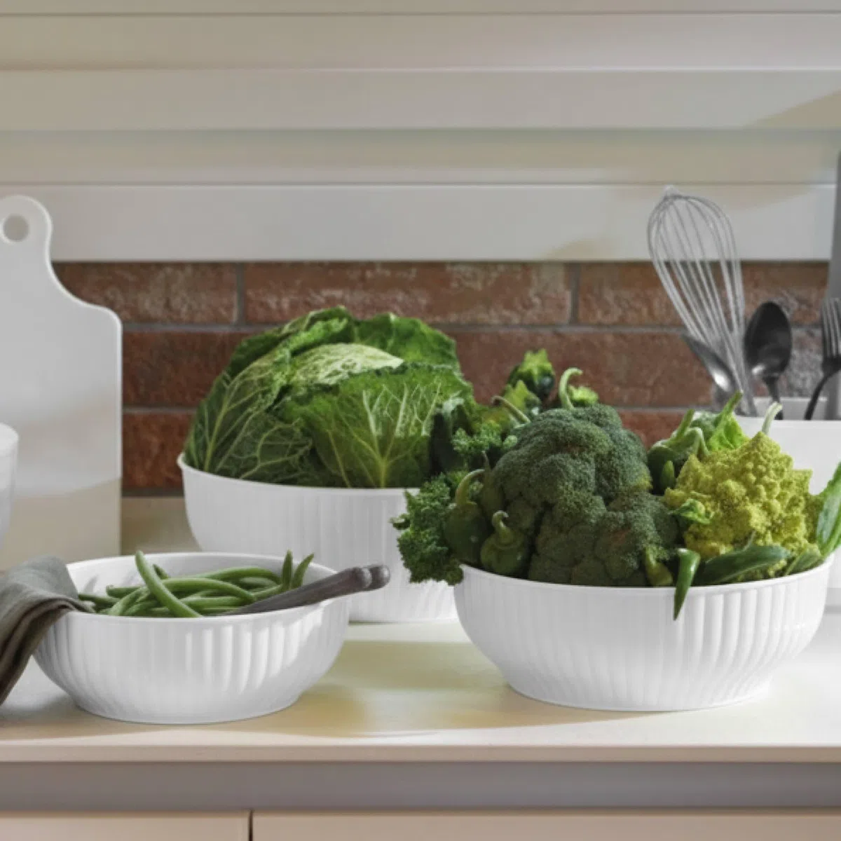 Generico Insalatiera in Plastica Costolata, Set 4 Ciotole da Cucina, 20cm 22cm 24cm 26cm, Bacinella per Insalate e Preparazioni (Bianco, 20/22/24/26cm)