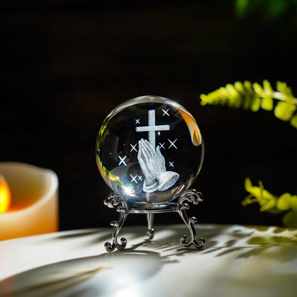 ZEERSHEE 60 mm 3D inciso al laser mano che tiene una croce palla di cristallo statuetta con supporto decorazione cristiana da collezione per casa ufficio preghiera regali religiosi per donne