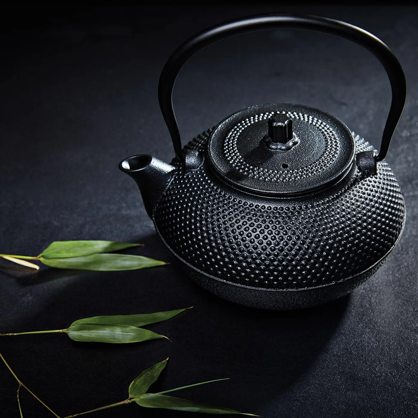 Lumaland Set da tè in ghisa da 1,4 litri, teiera, fornelletto, cucchiaio dosatore, colino, tazza da tè e sottobicchiere