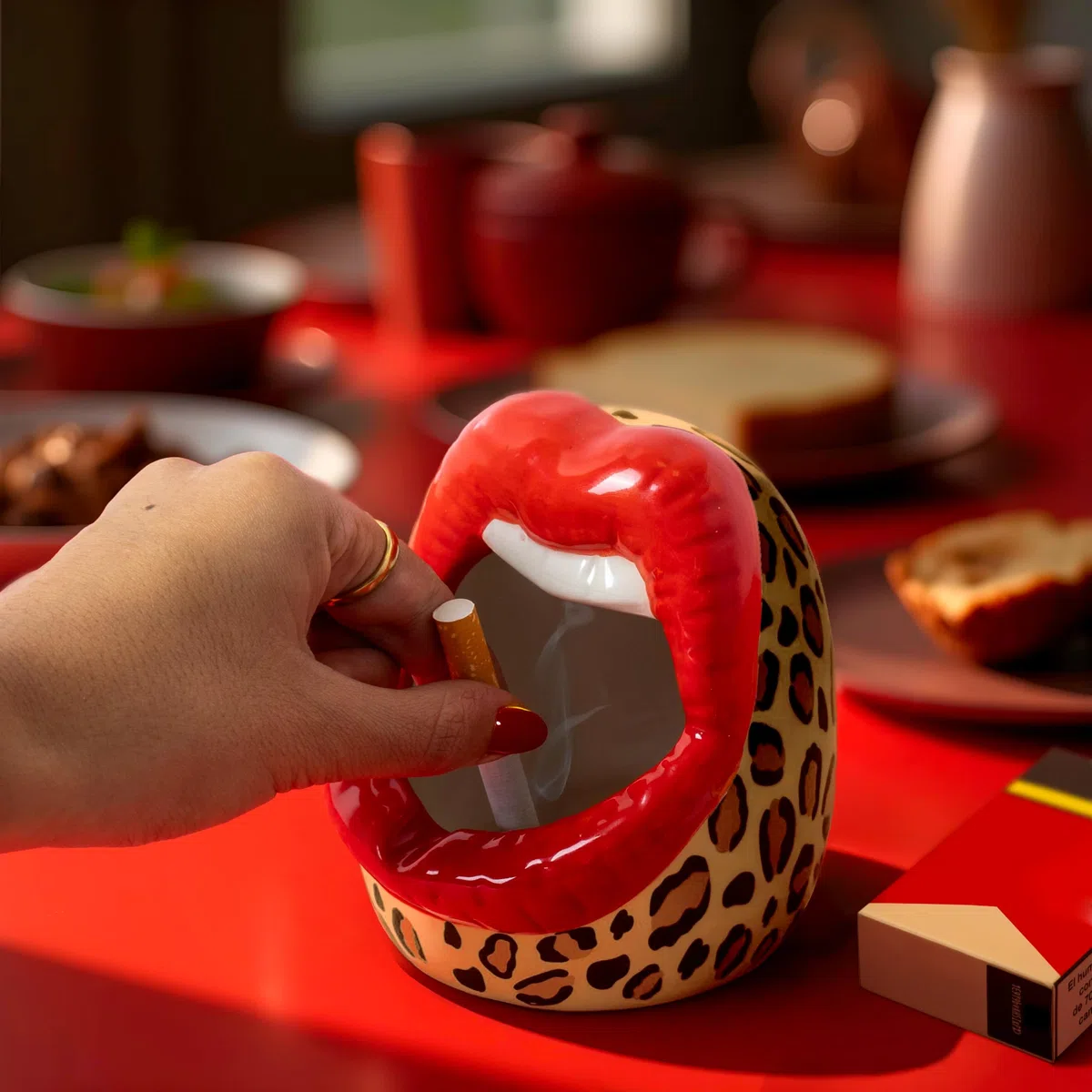 Fisura – Posacenere originale “bocca” con stampa leopardata. Posacenere in ceramica per interno ed esterno, idea regalo divertente. Può essere usato come vaso o svuotatasche. 9,5 x 12 cm.