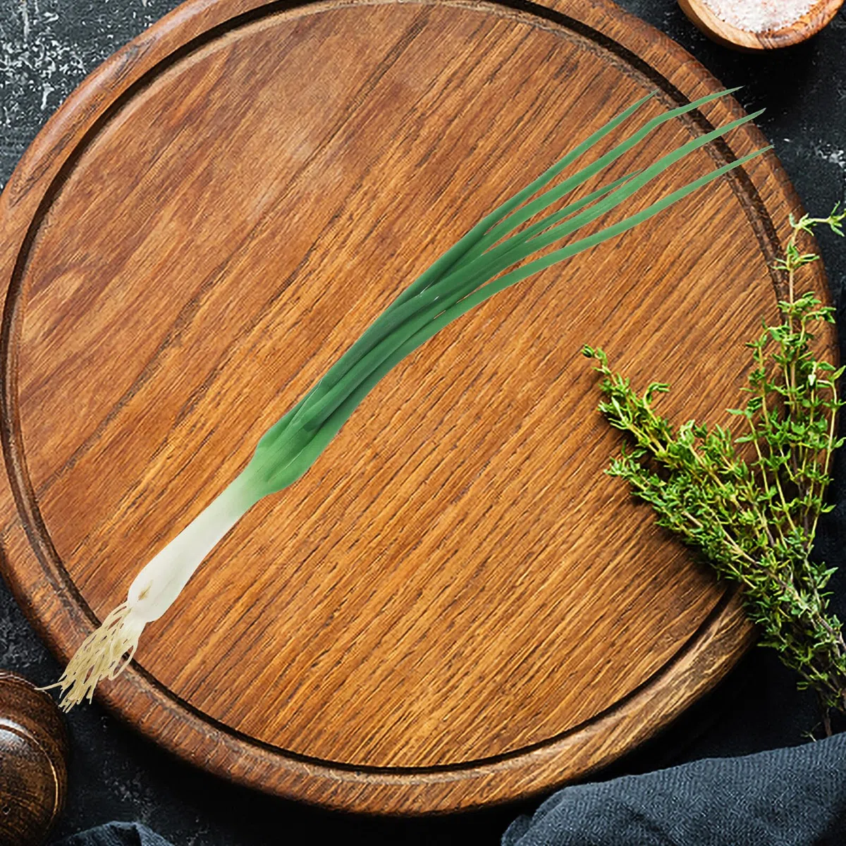 Cipolle Verdi Finte Realistiche in Schiuma e Plastico per Decorazione Cucina e Oggetti di Scena Fotografici Design Elegante e Atmosfera Vivace