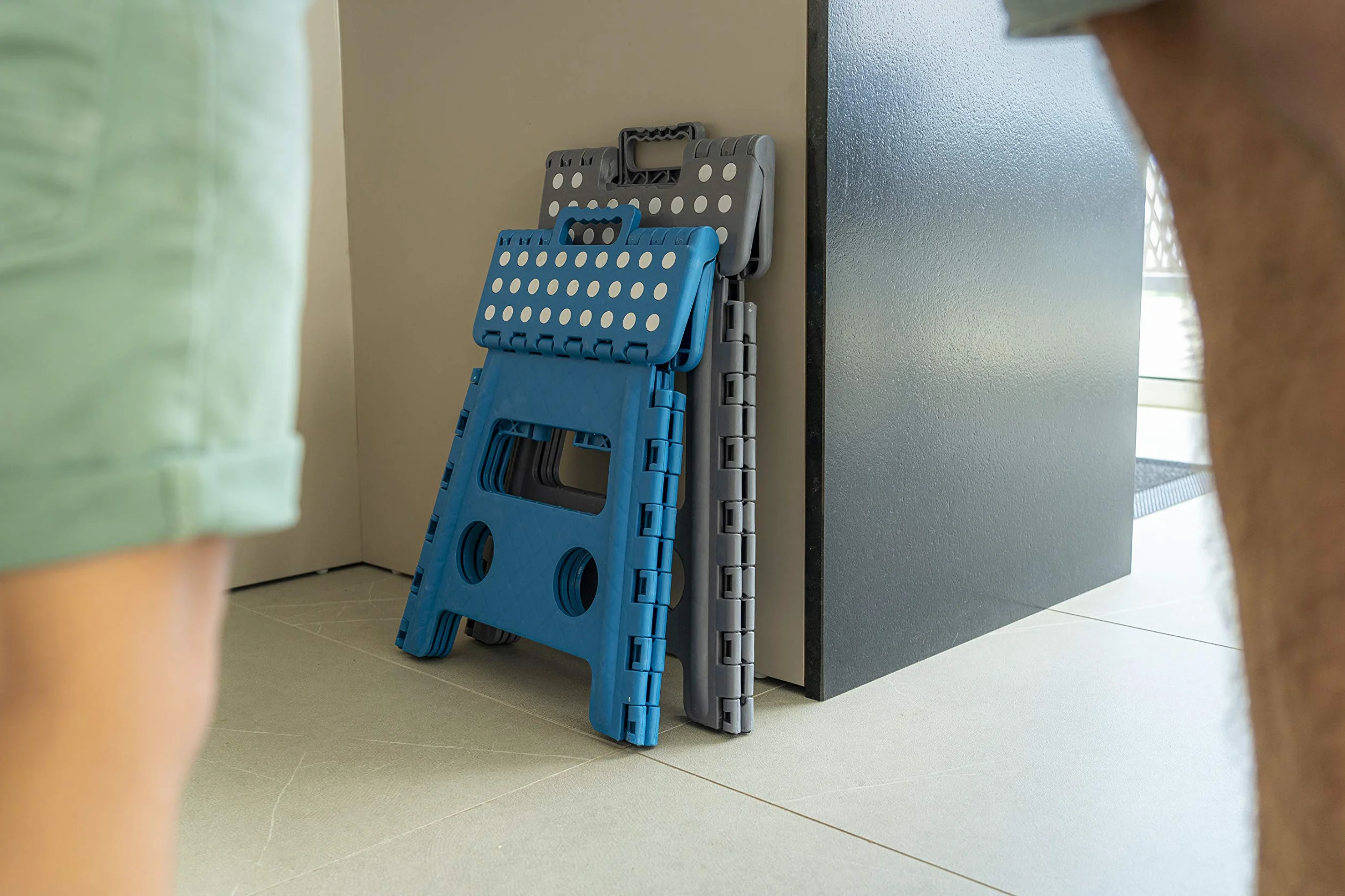ARREGUI TB39-G Sgabello Pieghevole Multiuso | Sgabello per Adulti o Bambini | Scala Pieghevole | Scalino | Sgabello per cucina, bagno, campeggio | 39 cm di altezza | Storm Grey