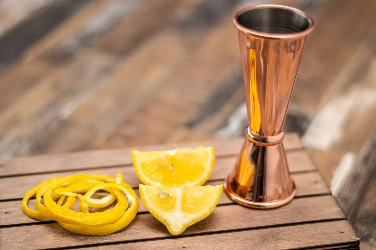 Buddy's Bar - Misurino da Bar, Doppia Misura 2,5cl / 5cl, misurino in Acciaio Inossidabile di Alta qualità con Rivestimento Esterno in Rame Lucido, Jigger per misurare Gli ingredienti dei Cocktail