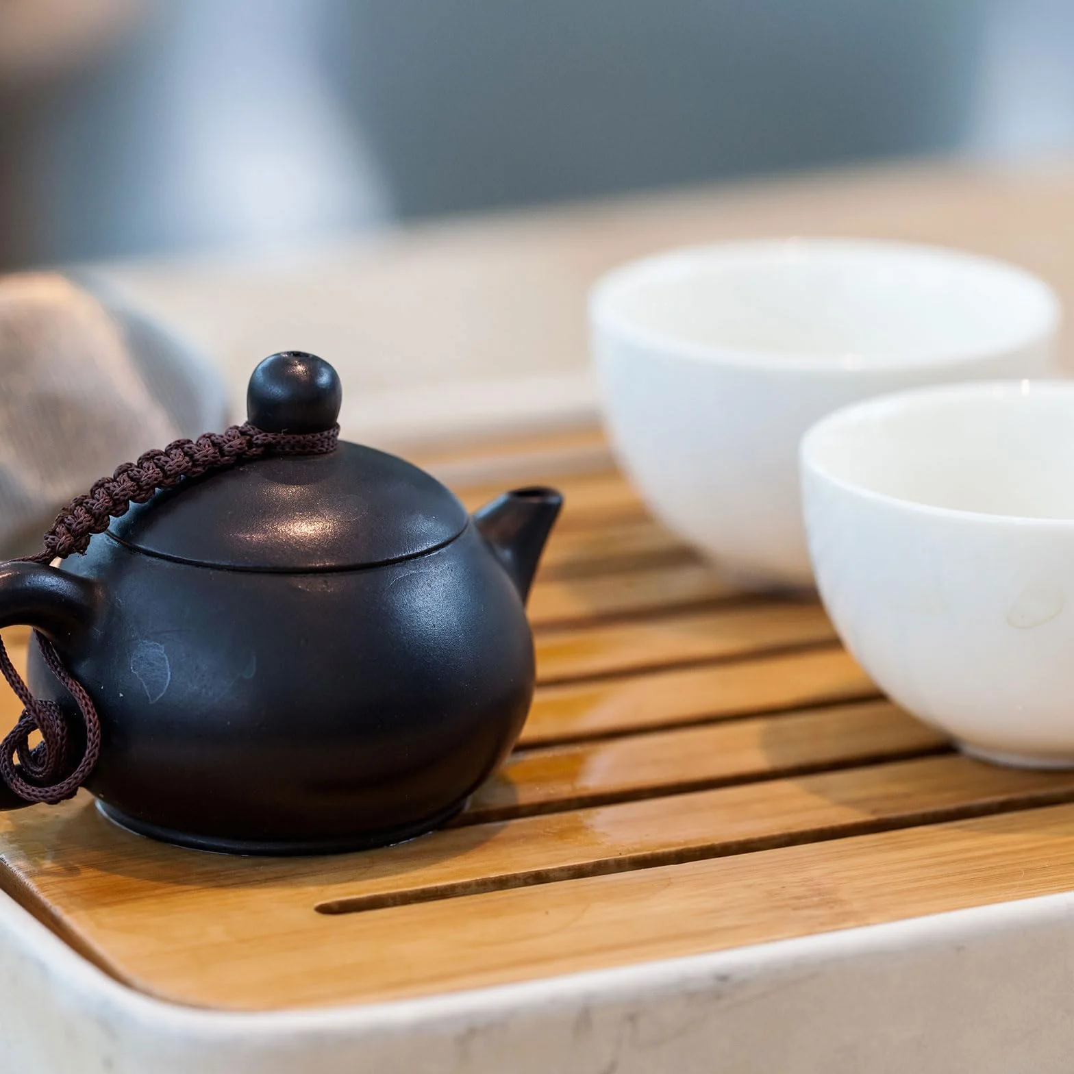 QUARKZMAN Vassoio da tè Gong Fu cinese in bambù intagliato tradizionale 17.1" Tavolino da tè in bambù Vintage con Scatola di Stoccaggio dell'Acqua per Bere Tè Marrone Nero