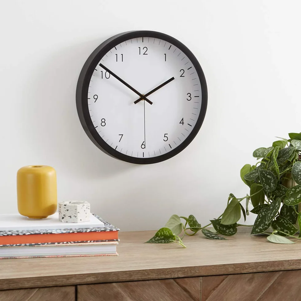 Amazon Basics Rotondo Orologio da parete classico, silenzioso, a batteria, facile da leggere, 30 cm, nero