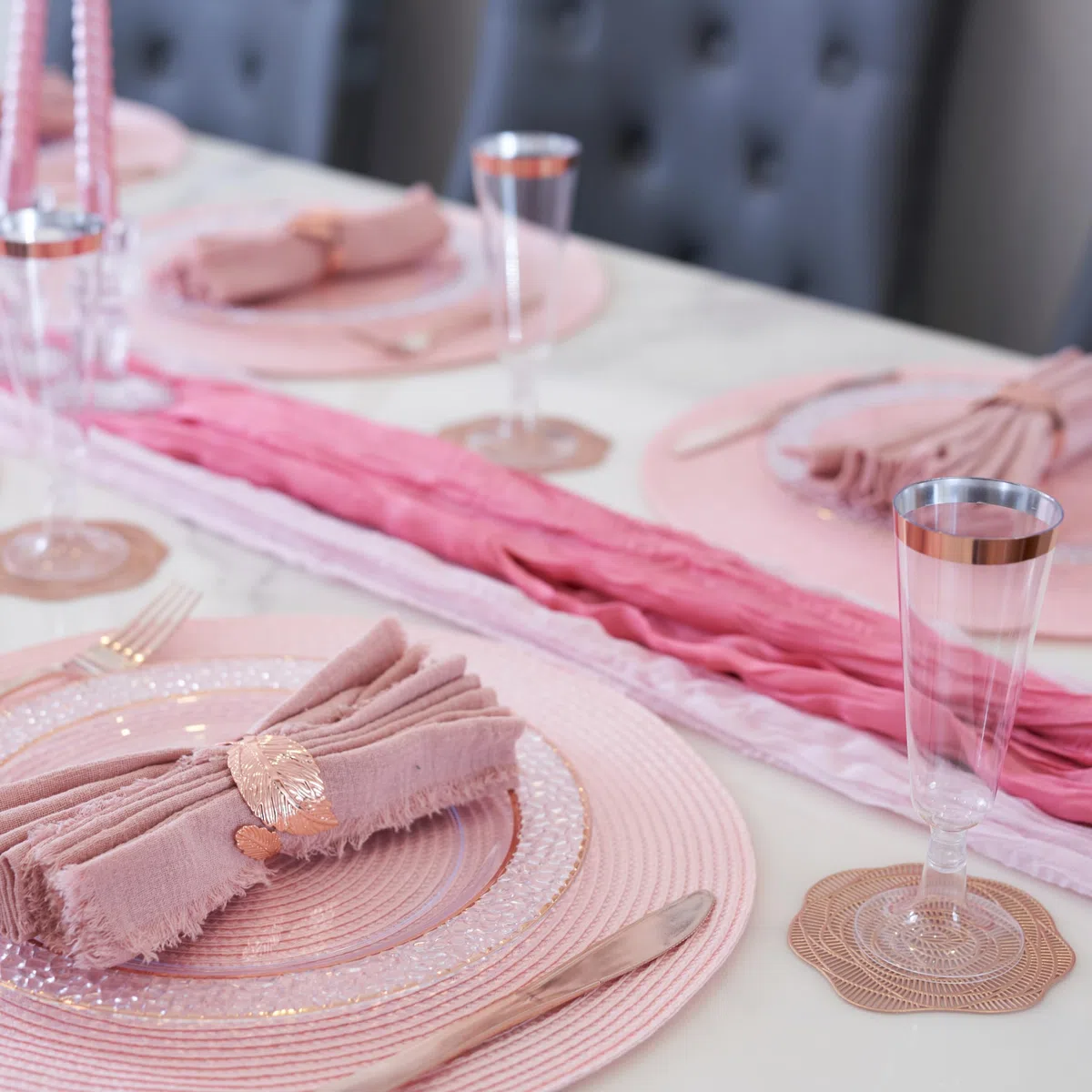 Matana - 24 Eleganti Flûte in Plastica con Bordo Oro Rosa, 150ml - Flûte per Champagne, Calici in Plastica Rosa, Bicchieri per Spumante per Matrimoni, Addio al Nubilato - Resistenti e Riutilizzabili