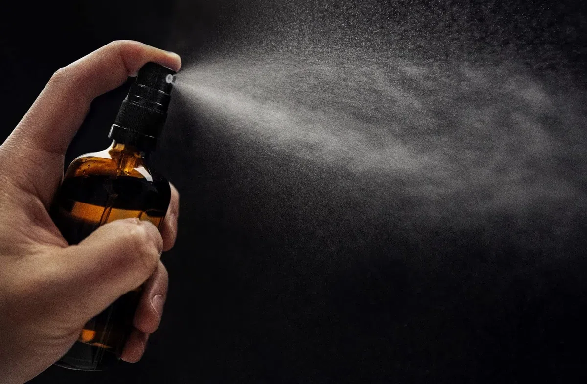 Oputec 10 Flaconi da 50 ml in Vetro Marrone con Nebulizzatore Spray Fine + 10 Etichette - Bottiglie Spray