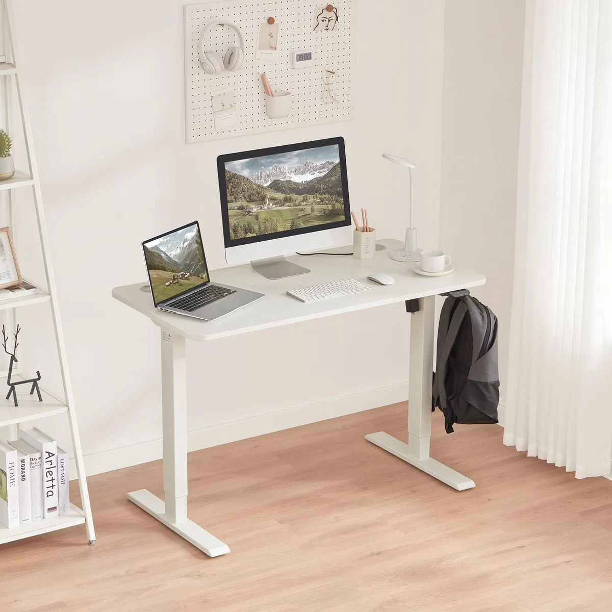 Amazon Basics, Scrivania sit-stand con regolazione dell'altezza elettrica, 120 x 60 cm, ergonomica, facile da usare, con piano bianco e cornice bianca