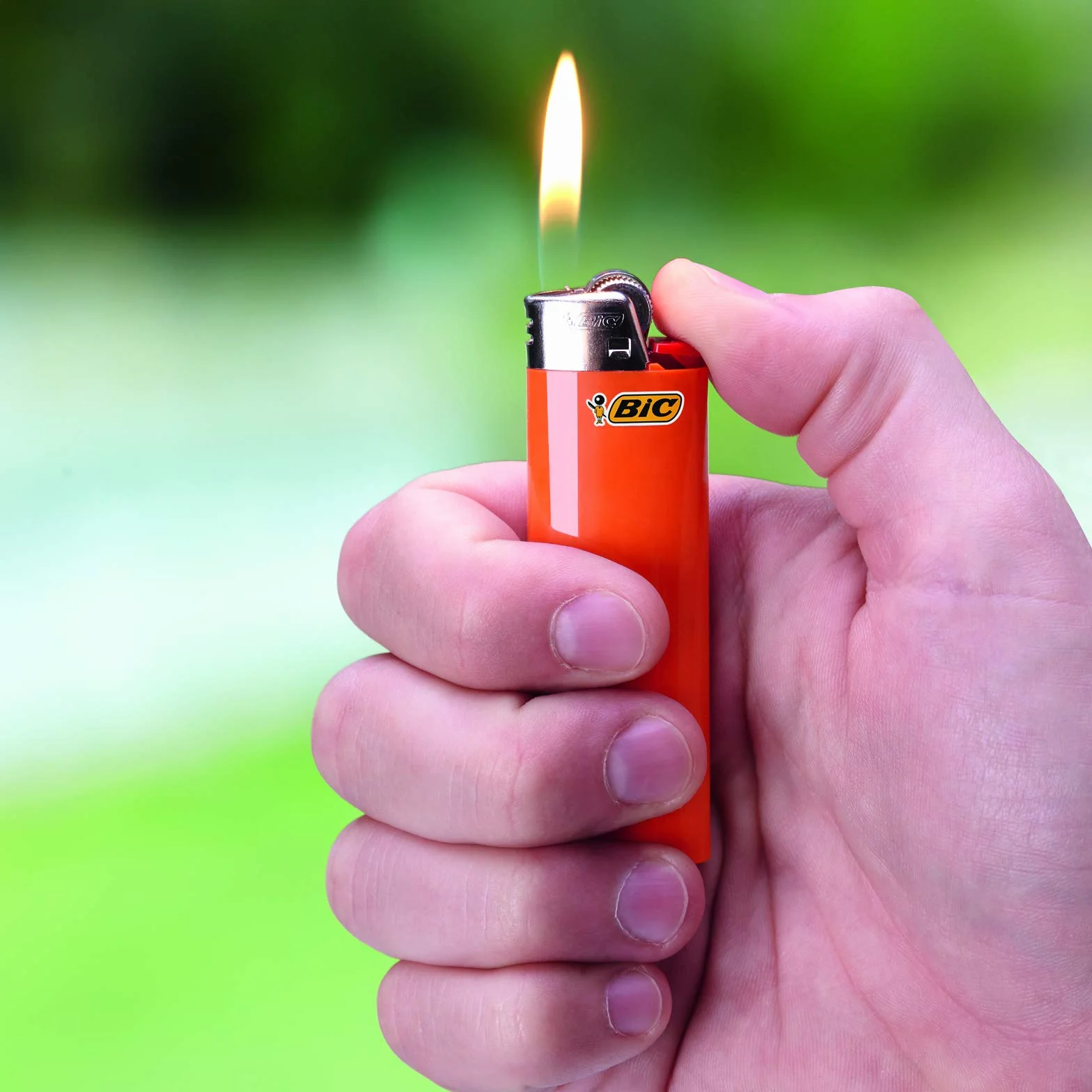 BIC J26 Long-Lasting Maxi Lighters that lasts for up to 3,000 lights, Assorted Colour, Tray of 50