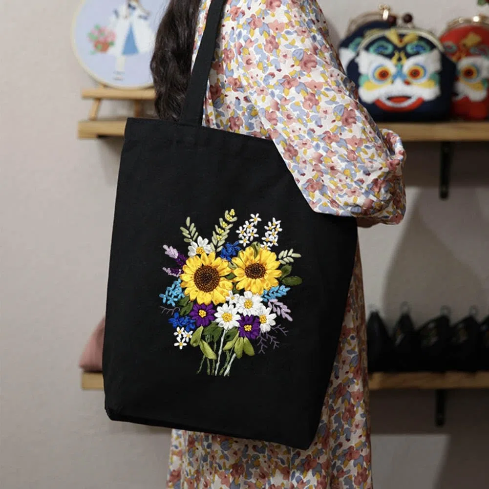 KABAKE Kit di ricamo per principianti, arte fai da te, kit di ricamo per principianti, kit per ricamo fai da te, include borsa da ricamo timbrata, fili, utensili da ricamo (borsa nera con girasole)