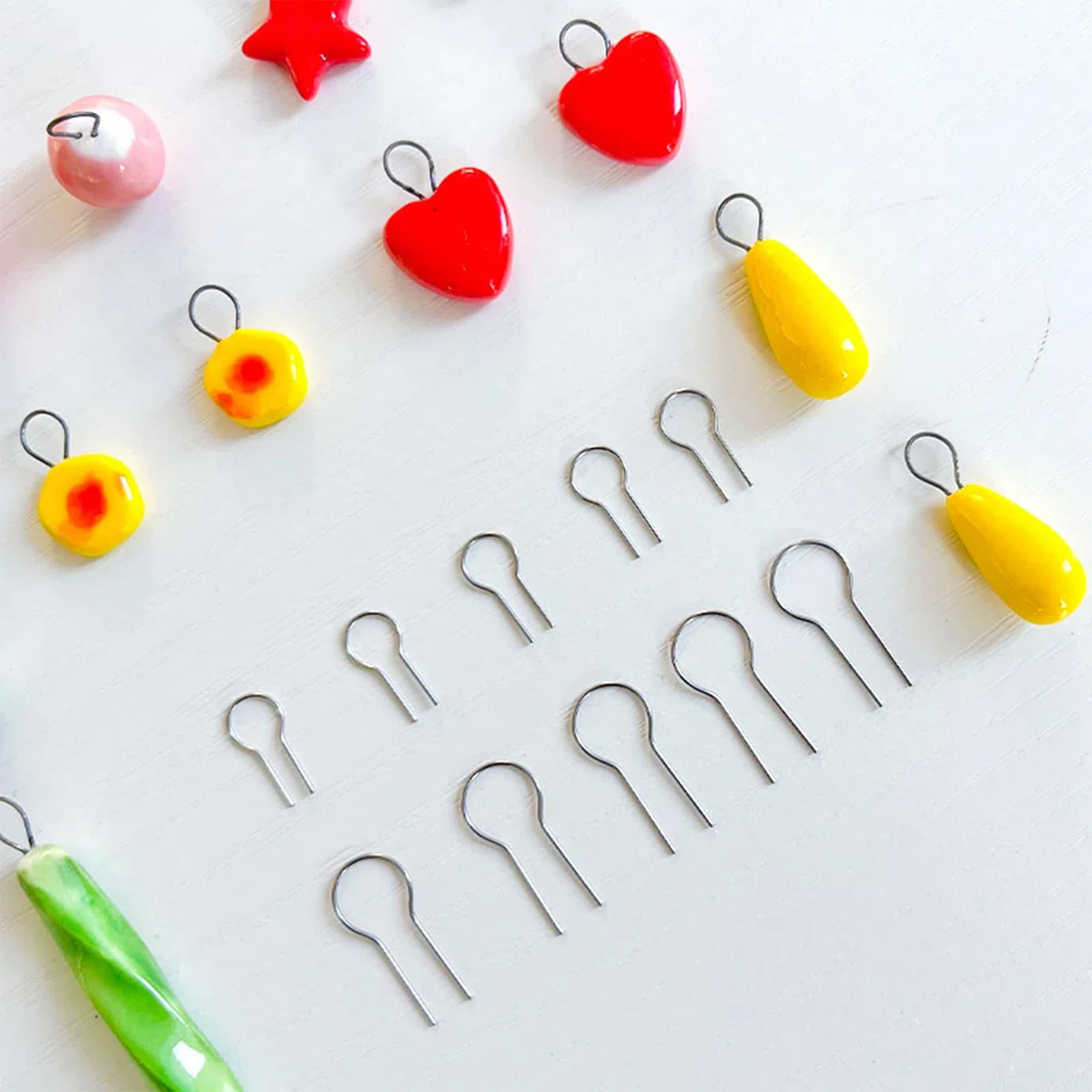 100 Pezzi Ceramica Forma R, Anelli Salto Temperatura, Ceramica Supporto Telaio, Ganci Flessibili Argilla, Adatti per la Produzione di Orecchini, Ciondoli, Collane, Bracciali