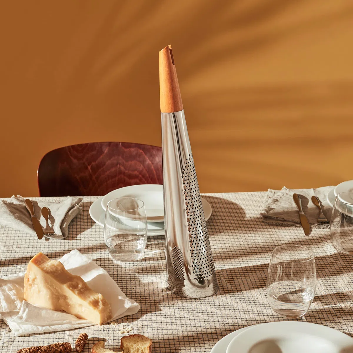 Alessi RS08 Todo - Grattugia Gigante di Design per Formaggio e Noce Moscata in Acciaio Lucido e Legno