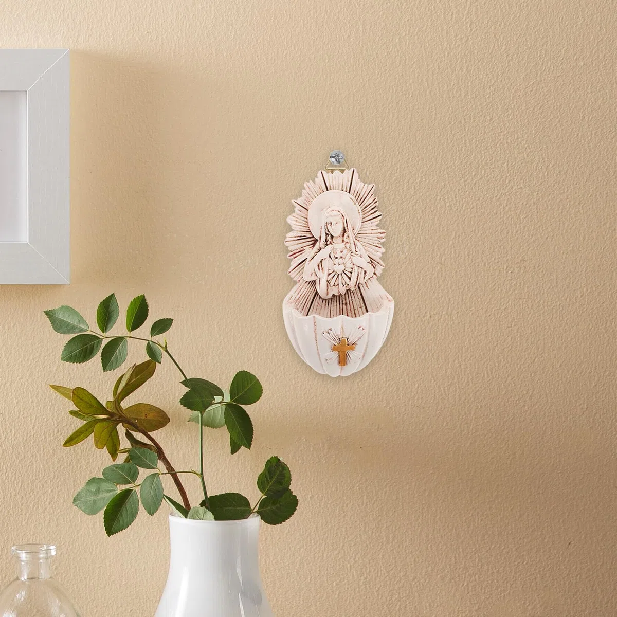 Amosfun Decorazione Da Parete Per Acquasantiera in Resina 4.7X1.4X2.4 Pollici Accessorio Per Ingresso Casa Cattolica Regalo Per Prima Comunione E Cresima Decorazione Murale Sacra