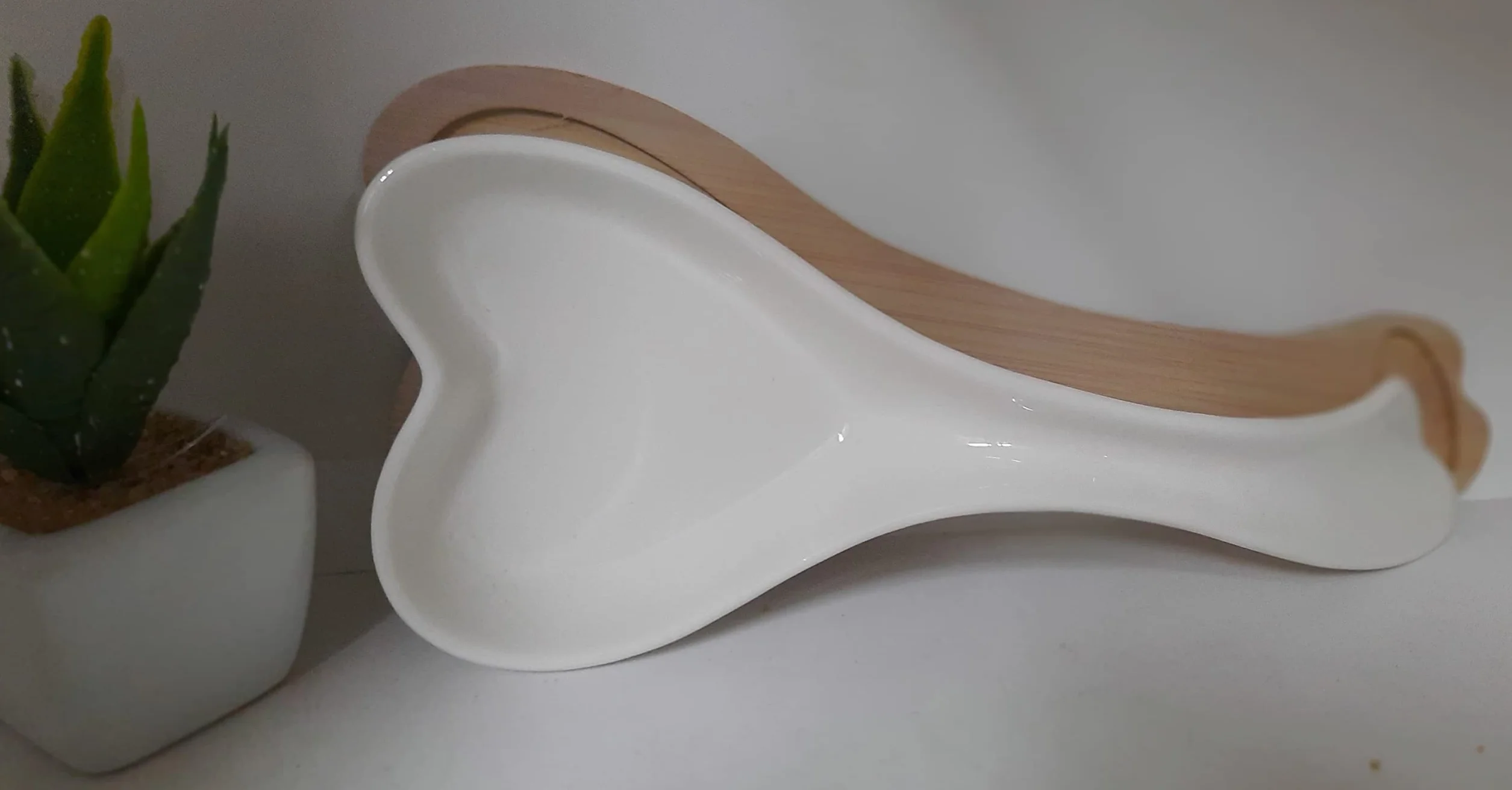 Poggiamestolo Appoggia Cucchiaio da Cucina in Ceramica Bianca con Piattino in Legno a Forma di Cuore