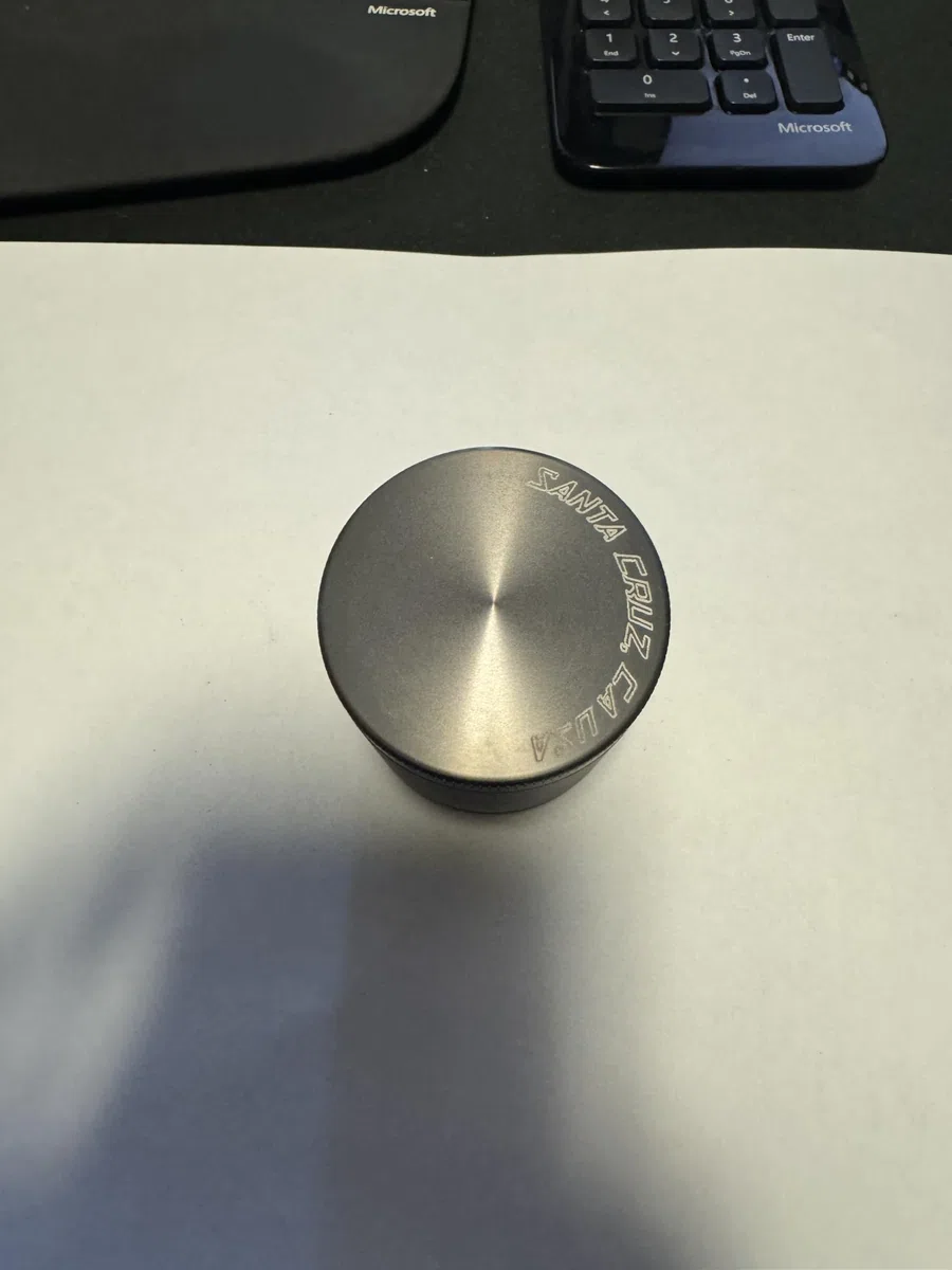 Santa Cruz Shredder Macinino in metallo per erbe aromatiche con parte superiore zigrinata per una presa più forte, 3 pezzi, grande, 6,9 cm, grigio