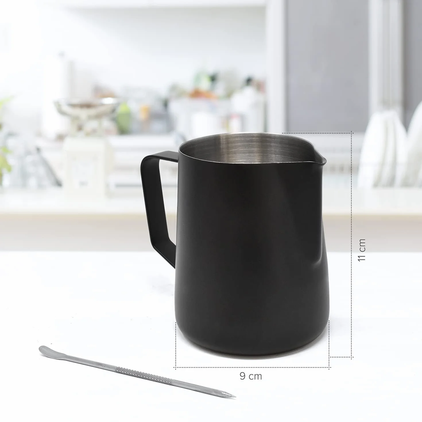 Joeji's Kitchen Bricco Latte 600 ml - Acciao Inox - Lattiera schiuma con penna Latte Art - Bricco latte professionale per caffè cioccolata espresso e altro - Nero