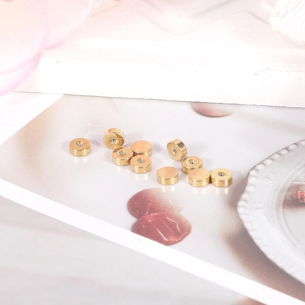50 Pezzi Chiusure per Orecchini, Oro Acciaio Inossidabile Chiusure Piatte Orecchini per Donne e Uomini a Perno e a Perno Cartilagine