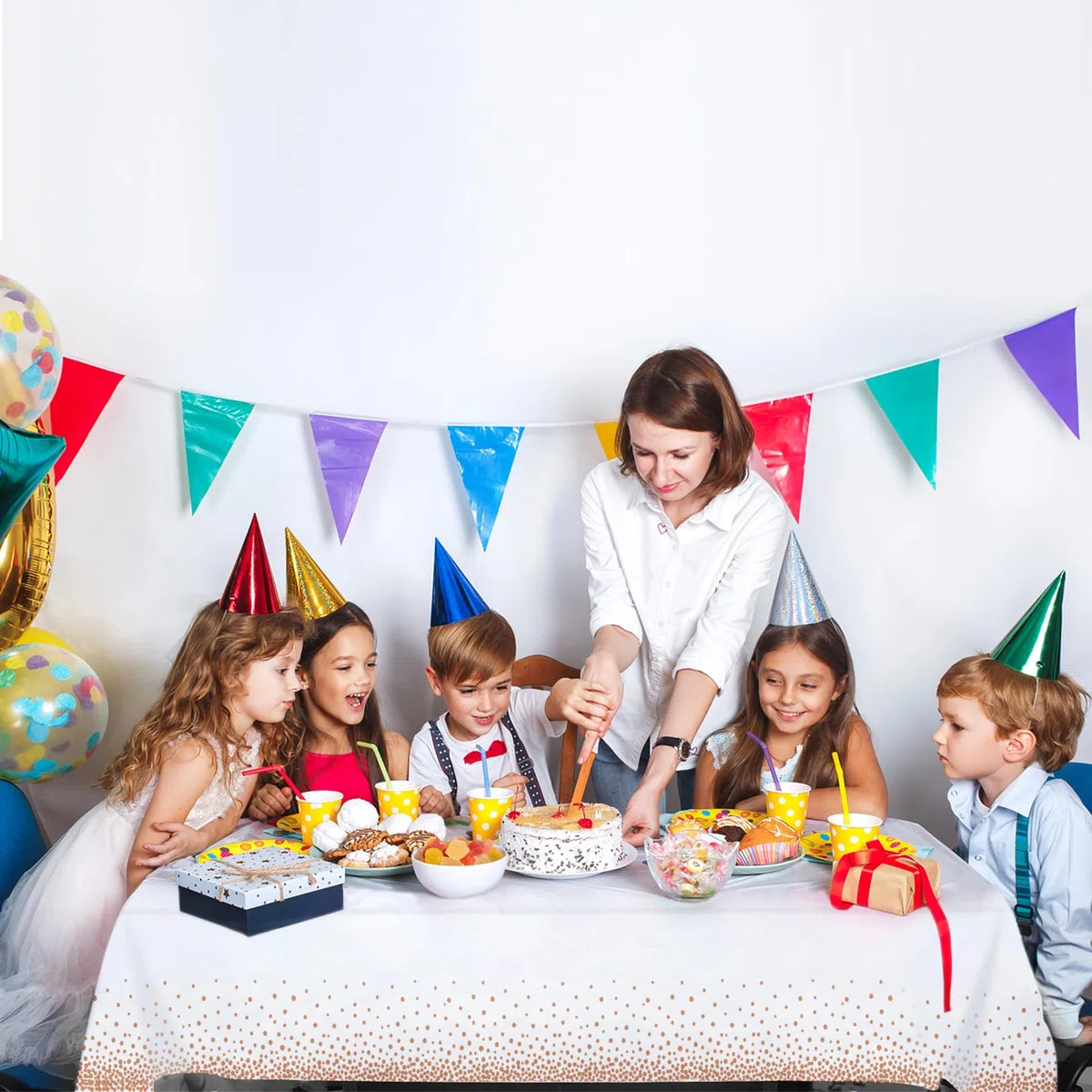 Mokani 4 Pezzi Tovaglia Usa e Getta, Tovaglie Compleanno a Pois Bianchi e Oro Rosa per Matrimoni, Natale, Party, Picnic, Compleanno, battesimo(137 x 274 cm)