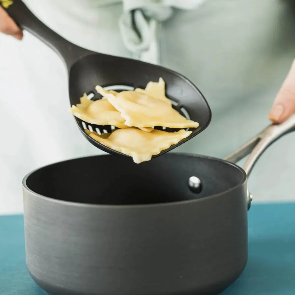 TUPPERWARE A portata di mano Mestolo Schiuma Cucchiaio Ceppo profondità nero/giallo nuovo