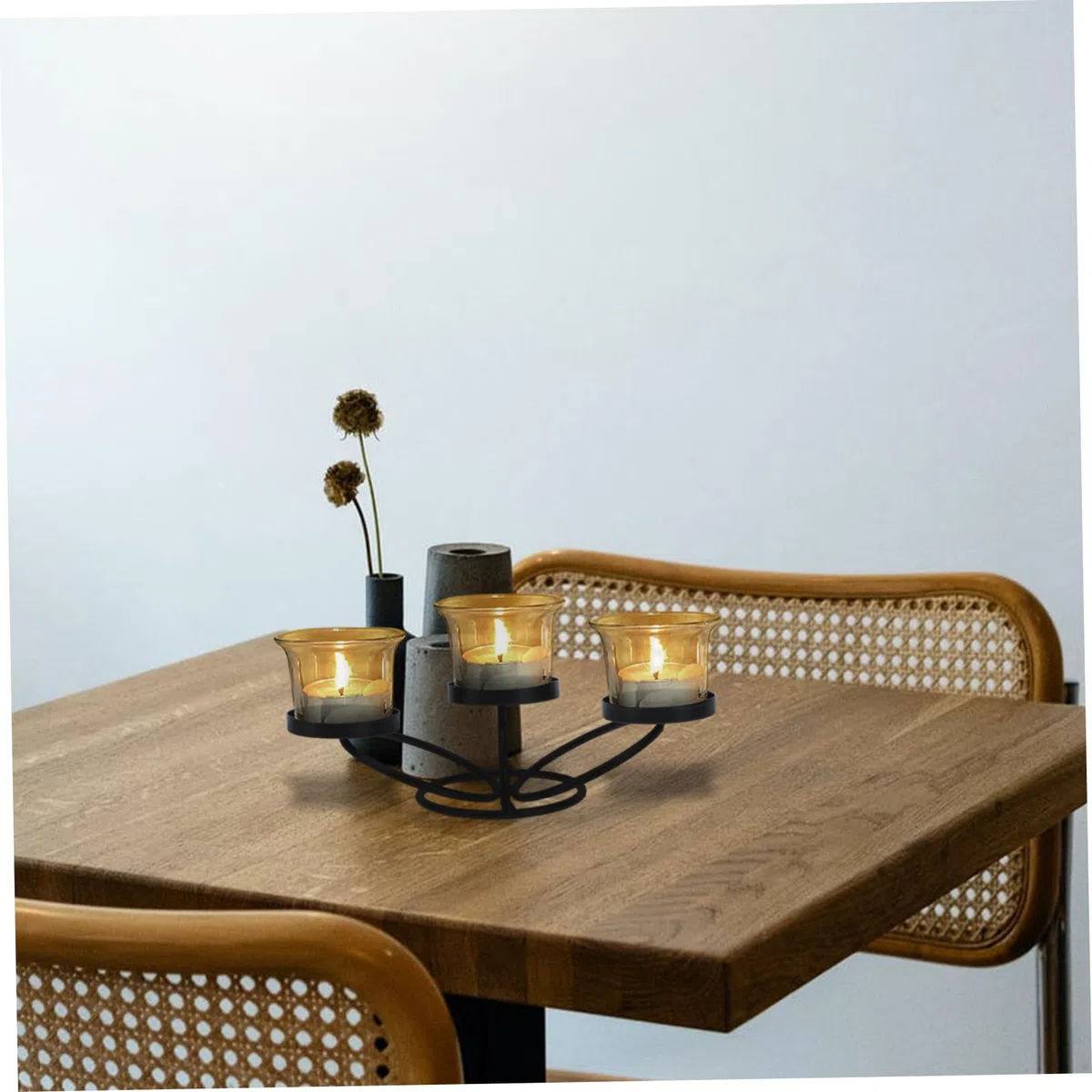 Portacandele in Ferro Battuto Europeo Tre Bracci e Bicchieri di Vetro, Candeliere Decorativo Chic per Tavolo da Pranzo e Feste, Design Artigianale Stabile per Aromaterapia