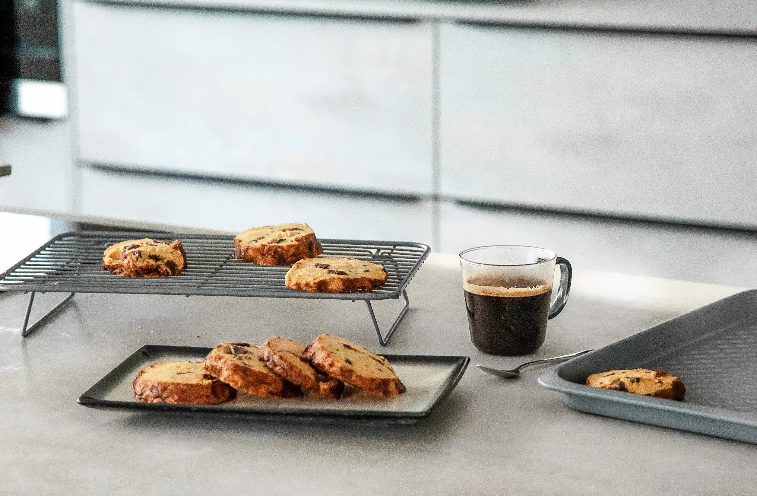 MasterClass Smart Ceramic Roasting / Cooling Rack con rivestimento antiaderente e gambe pieghevoli, filo in acciaio al carbonio, grigio, 35,5 x 23 cm