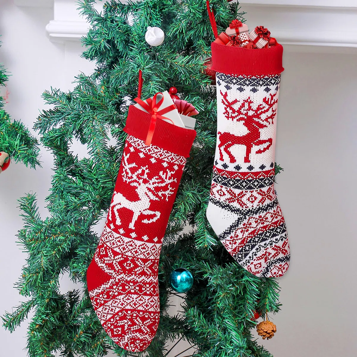 2 Calze Befana, Calza Natalizia Personalizzata Grande, Calze di Babbo Natale, Sacchetto Regalo da Riempire da Appendere, Calze di Natale a Maglia, Decorazione per Albero di Natale e per Camino
