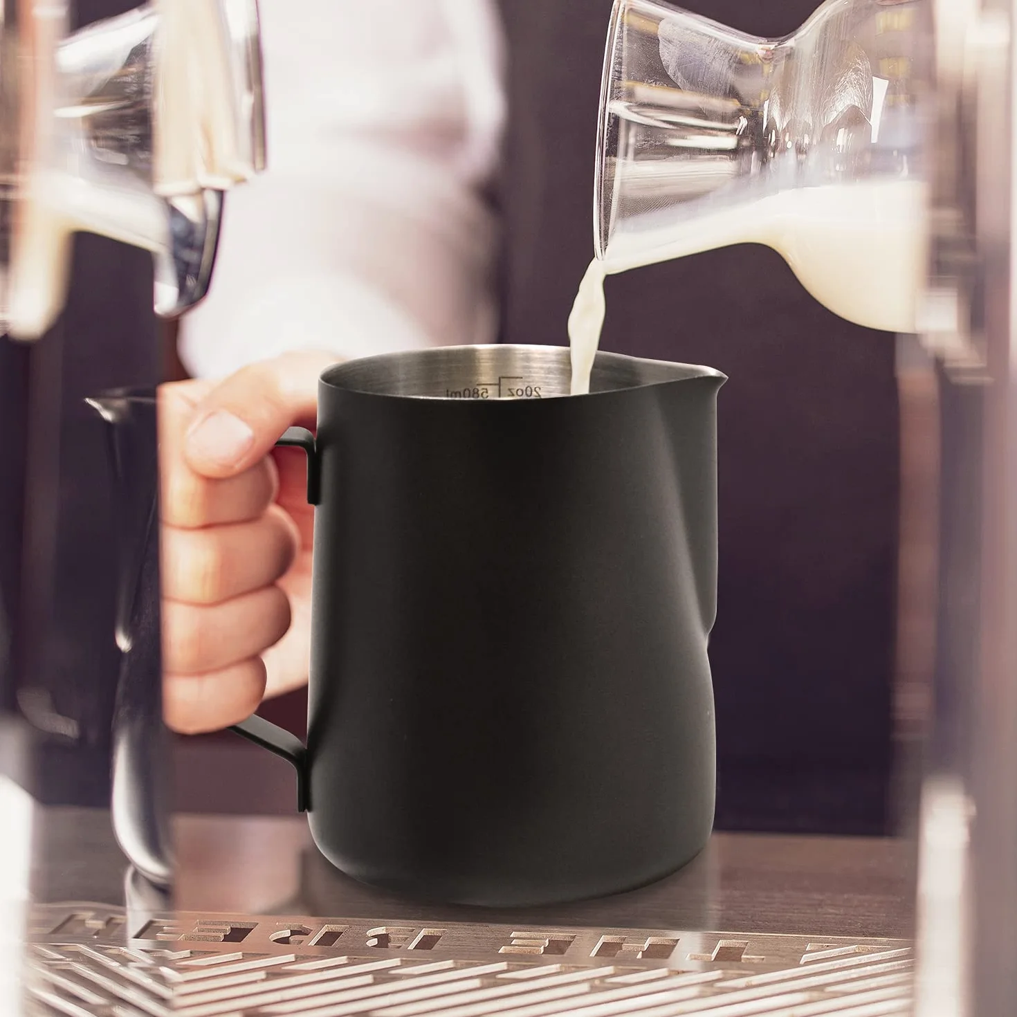 Joeji's Kitchen Bricco Latte 600 ml - Acciao Inox - Lattiera schiuma con penna Latte Art - Bricco latte professionale per caffè cioccolata espresso e altro - Nero