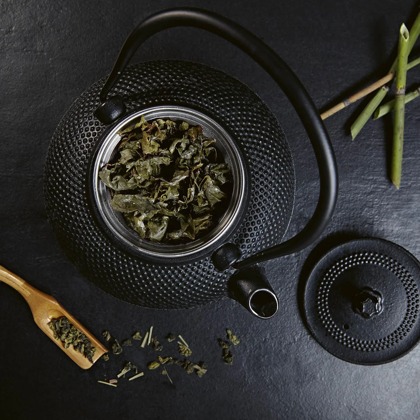 Lumaland Set da tè in ghisa da 1,4 litri, teiera, fornelletto, cucchiaio dosatore, colino, tazza da tè e sottobicchiere
