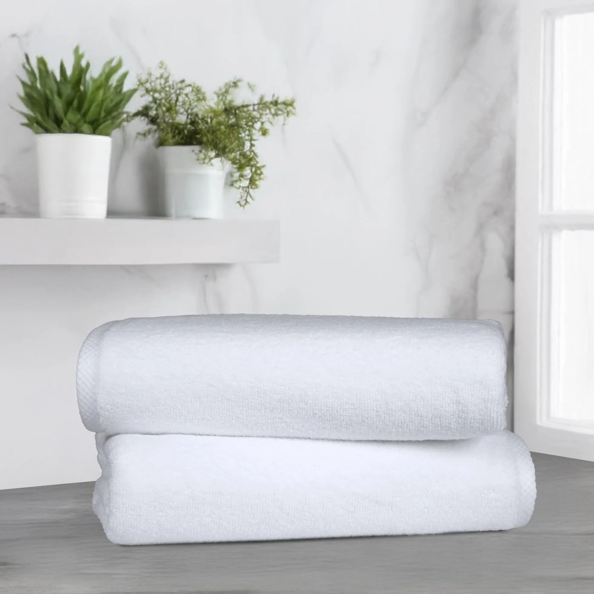 Amazon Basics Set Asciugamani Bagno Spugna 100% Cotone Telo Doccia 70x140 cm, Bianco, Confezione 2 Pezzi