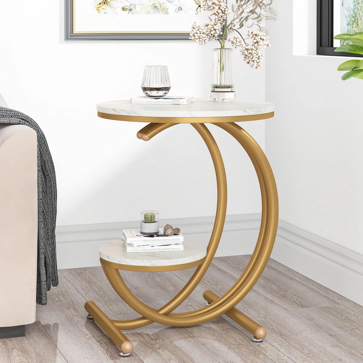 Tribesigns Tavolino in finto marmo, moderno tavolino rotondo a 2 livelli con struttura a forma di C, tavolino da caffè piccolo per soggiorno, camera da letto, piccoli spazi, bianco/oro (1)