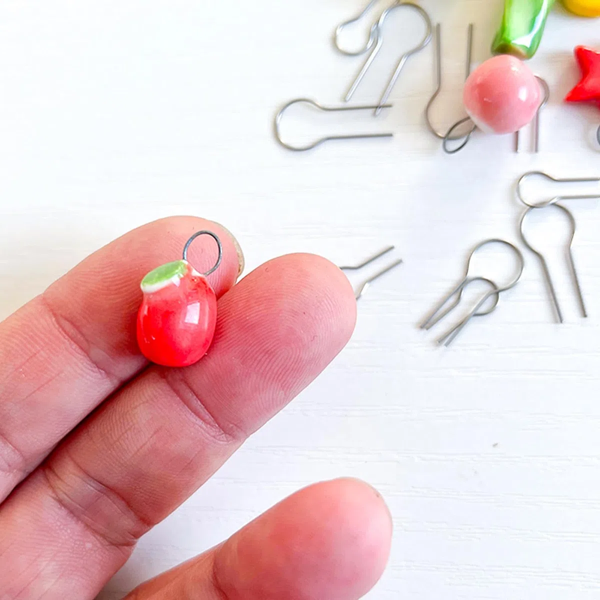 100 Pezzi Ceramica Forma R, Anelli Salto Temperatura, Ceramica Supporto Telaio, Ganci Flessibili Argilla, Adatti per la Produzione di Orecchini, Ciondoli, Collane, Bracciali
