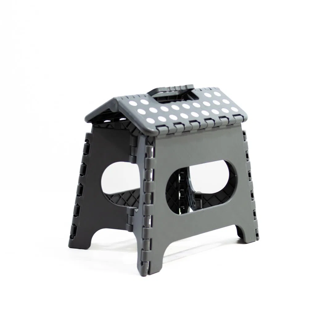 Sgabello pieghevole multiuso Avalon realizzato in PVC resistente. Scala a 1 gradino o scala pieghevole per l'uso come sgabello pieghevole da cucina. Questo sgabello basso misura 27 x 33 x 26,5 cm