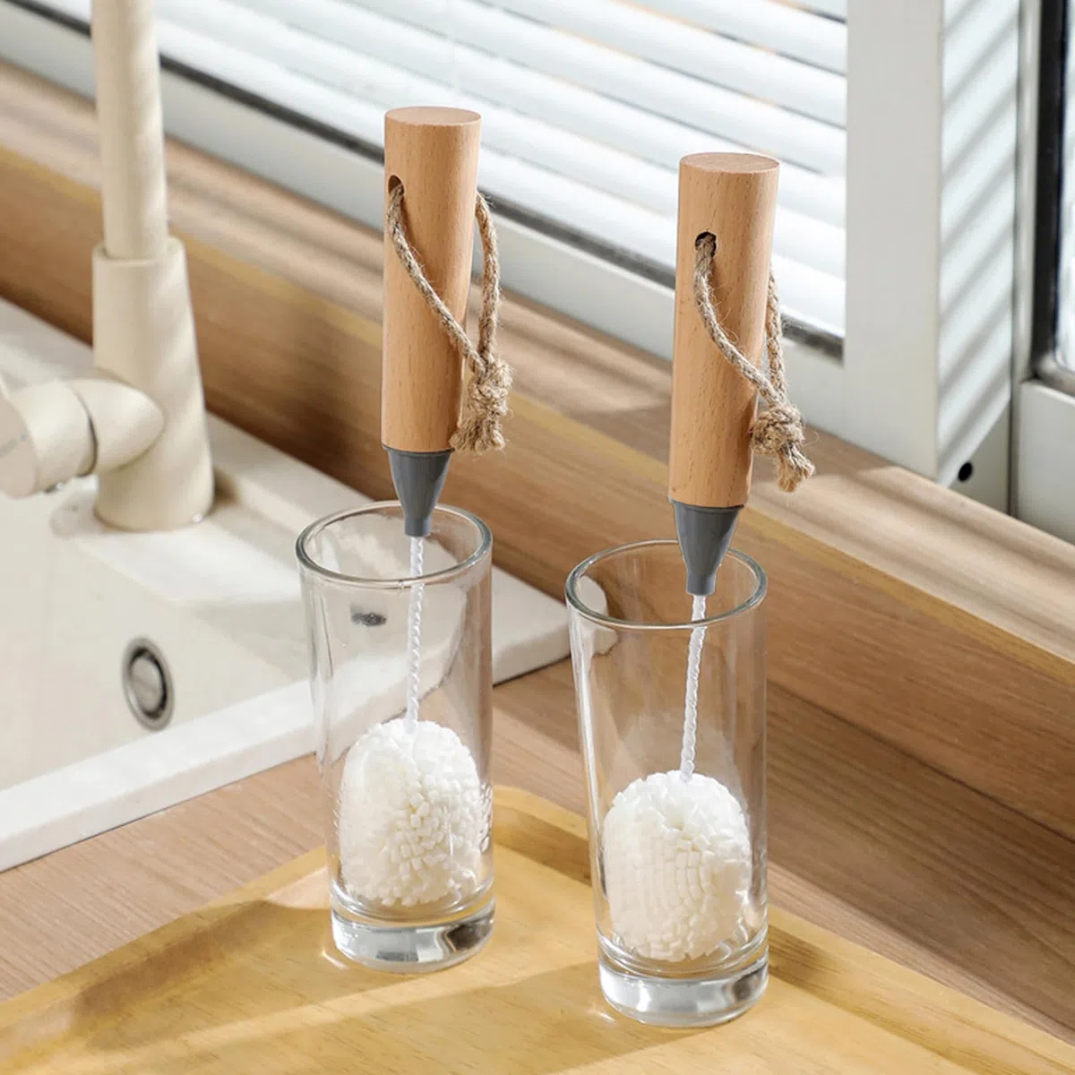 Set di 2 detergenti per bicchieri da vino, spazzole per la pulizia di bottiglie d'acqua con setole antigraffio, con manico in legno, sicure per cristalli, flute da champagne e calici da cucina