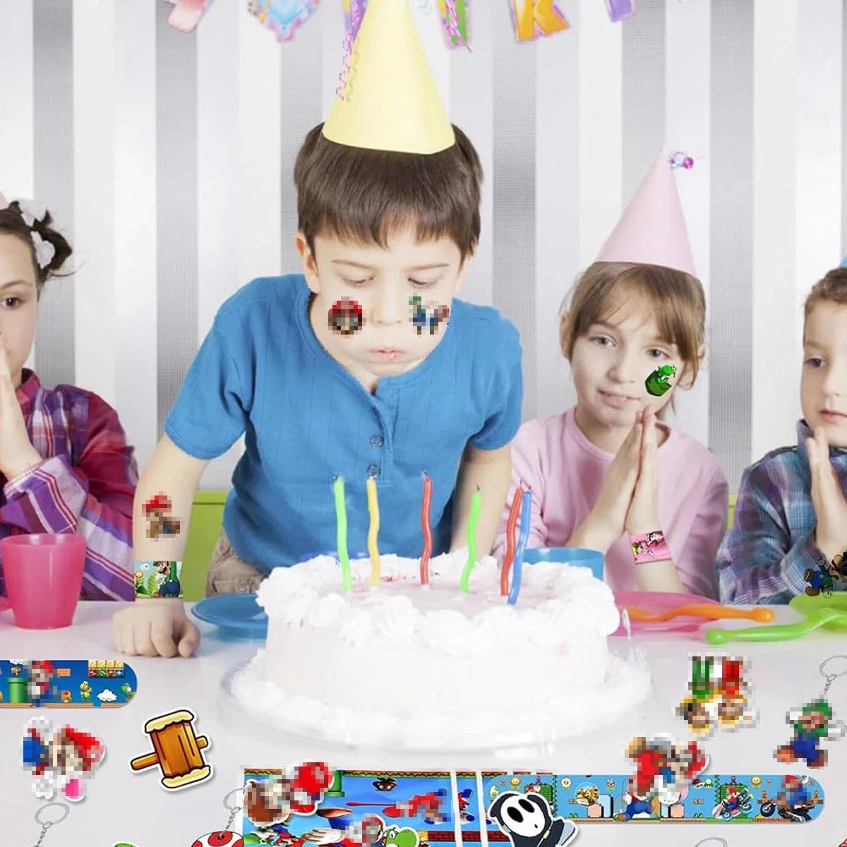 98 Pezzi Kit Compleanno Tema dei Cartoni Animati, Includere 12 Portachiavi Bambini 50 Stickers Bambini 16 Braccialetto dei Cartoni Animati 20 Sacchetti Regalo, Pieno di infantilismo