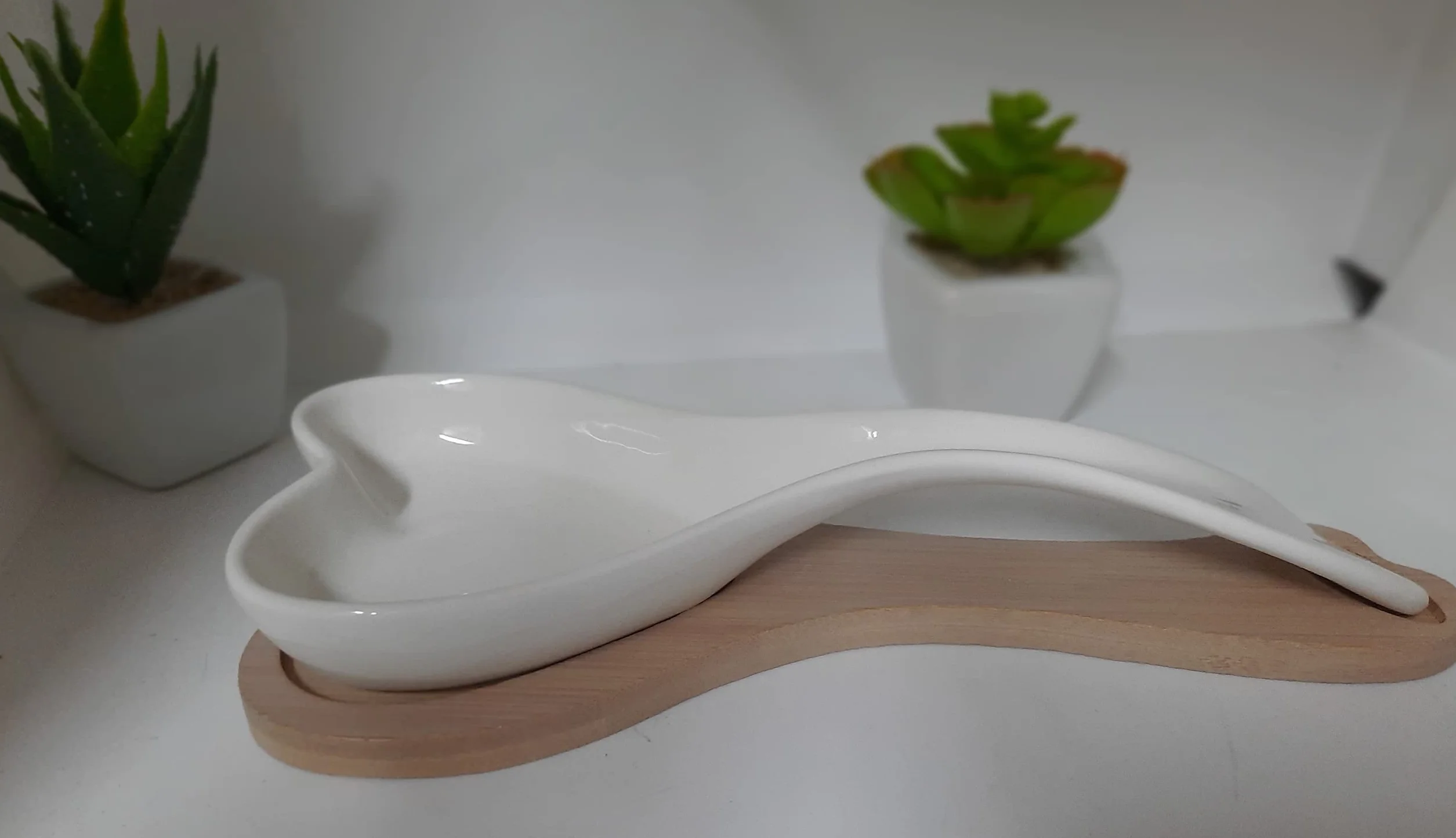 Poggiamestolo Appoggia Cucchiaio da Cucina in Ceramica Bianca con Piattino in Legno a Forma di Cuore