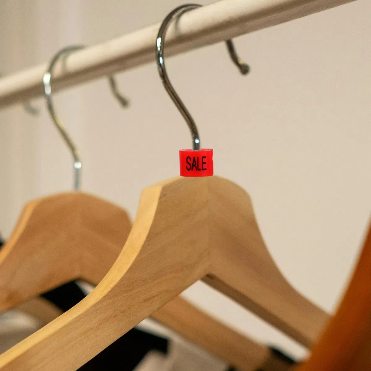 100 pezzi Marcatori Rosso per Grucce Indicatori per Appendini Abbigliamento Etichette Facili da Attaccare per Negozi e Armadi Familiari