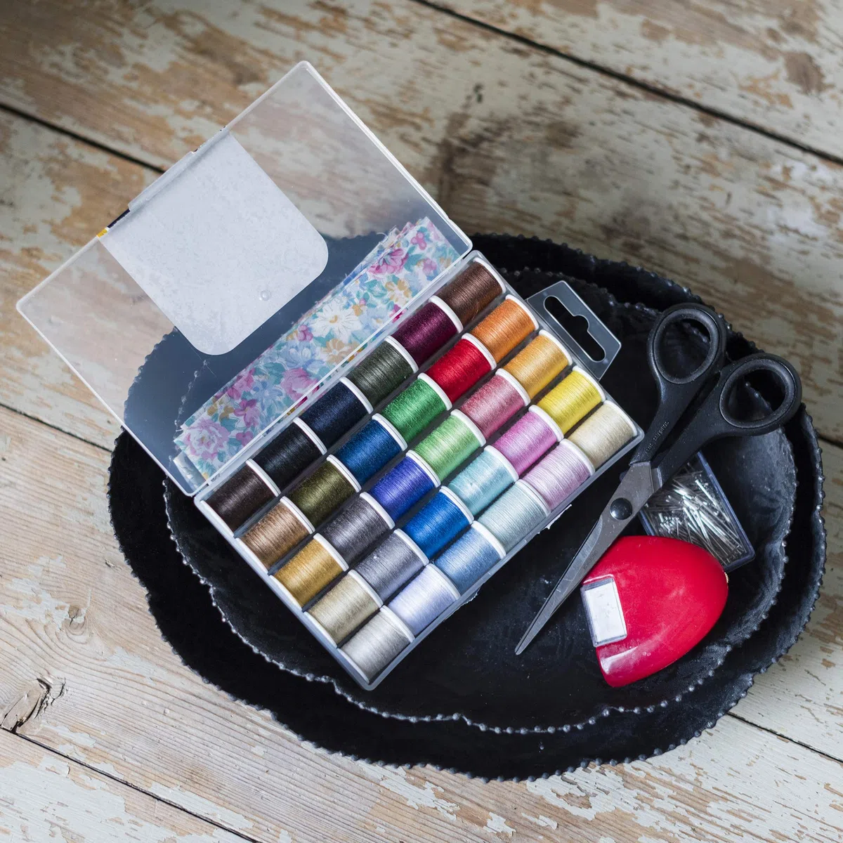 Set completo per cucire 30 rocchetti Korbond - 1350 m - Rocchetti 30 x 45 m – 30 colori – Cuciture a mano e macchina, riparazioni, creazioni