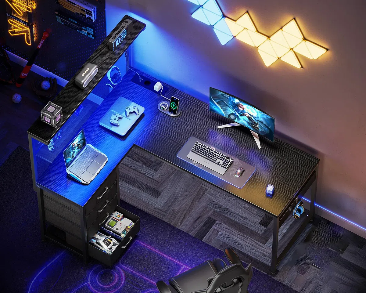 Coleshome Scrivania Gaming con LED, 130 x 100 cm Reversibile Tavolo Gaming con Cassetti e Prese, Scrivania Angolare con Ripiani e spazio di archiviazione, Nero