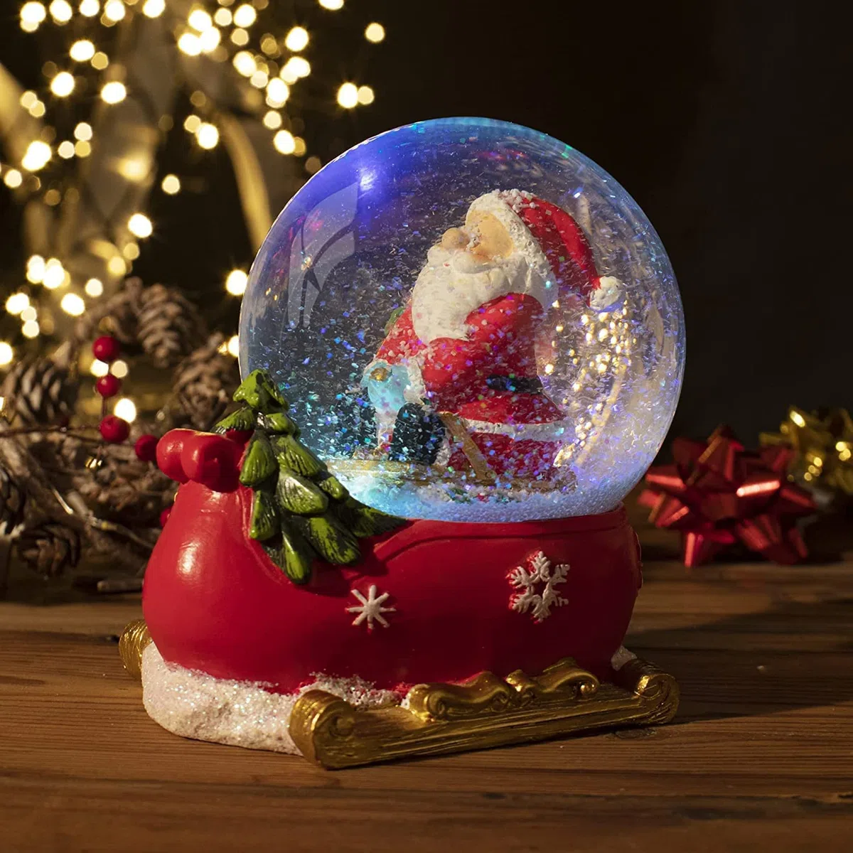 Celebright Christmas Musical Snow Globe - Riproduce 8 canzoni tra cui Jingle Bells & Lights Up With Changing LED Colours - Large 14cm (Babbo Natale su una base di slitta)