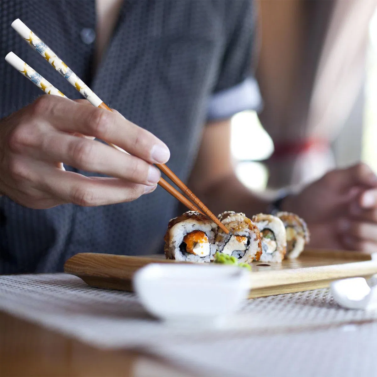 BAIFULAI Set di 2 bacchette per sushi in legno con supporto per gru in ceramica, sostenibili Chopsticks giapponese, cinese, coreano, taiwanese, regalo giapponese