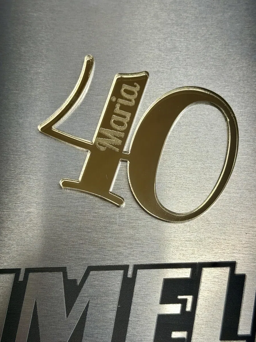 Segnaposto Personalizzato in plexiglas con calamita - Ideale per festa 18 anni,compleanno, matrimonio, battesimo, etc. Oro, Cromo, Oro Rosa.Possibile richiedere altri numeri. Confezione 10 pezzi.