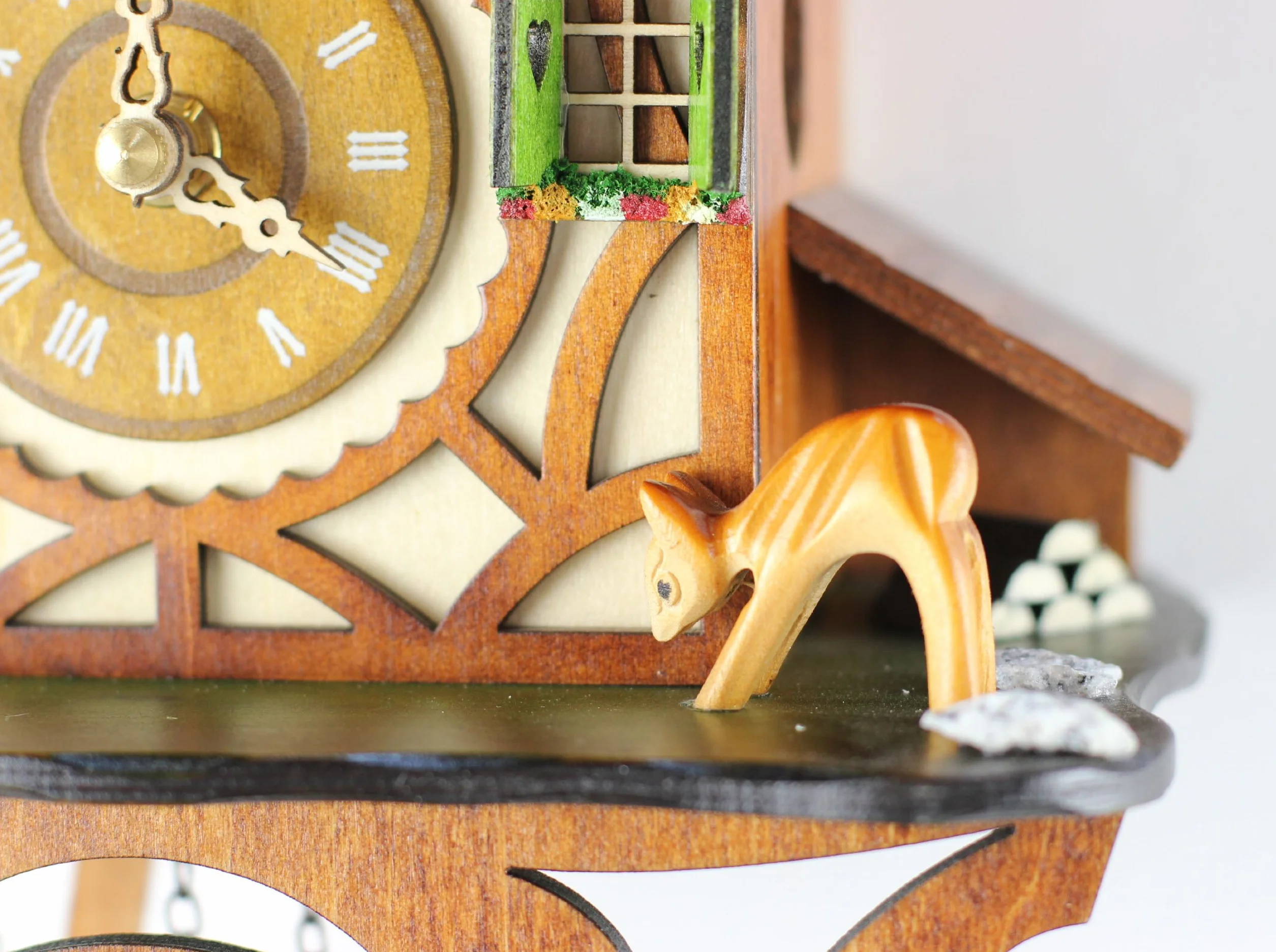 Orologio a cucù al quarzo, in vero legno, funzionamento a batteria, con carillon musicale, a forma di casetta, 24 cm