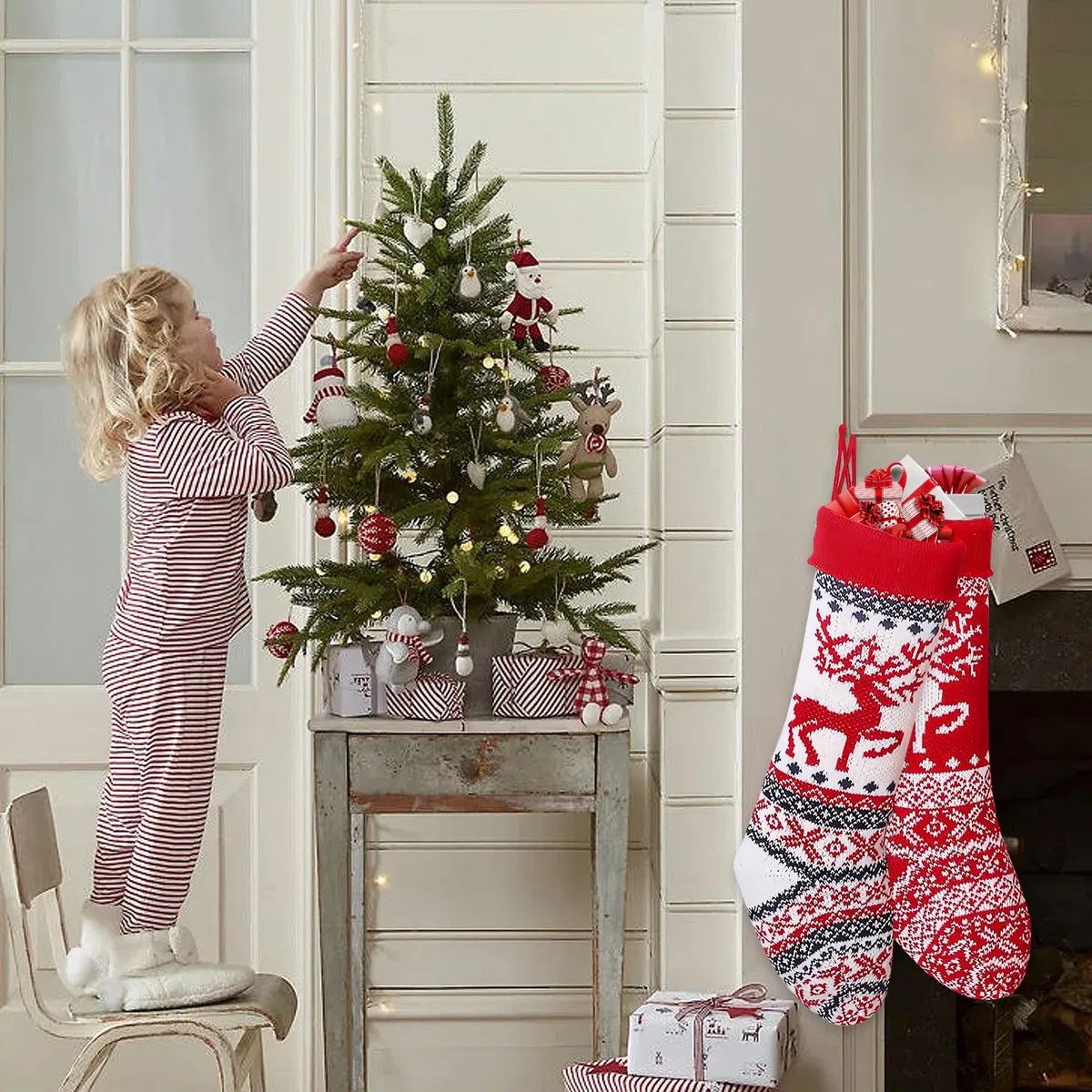 2 Calze Befana, Calza Natalizia Personalizzata Grande, Calze di Babbo Natale, Sacchetto Regalo da Riempire da Appendere, Calze di Natale a Maglia, Decorazione per Albero di Natale e per Camino