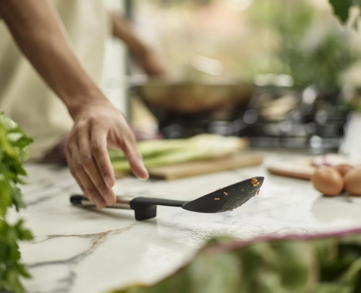Joseph Joseph Elevate Cucchiaio da Cucina, Accessori in Silicone senza BPA, Antiaderente, Resistente al Calore, Manico in Acciaio Inox, Poggia Utensili Integrato