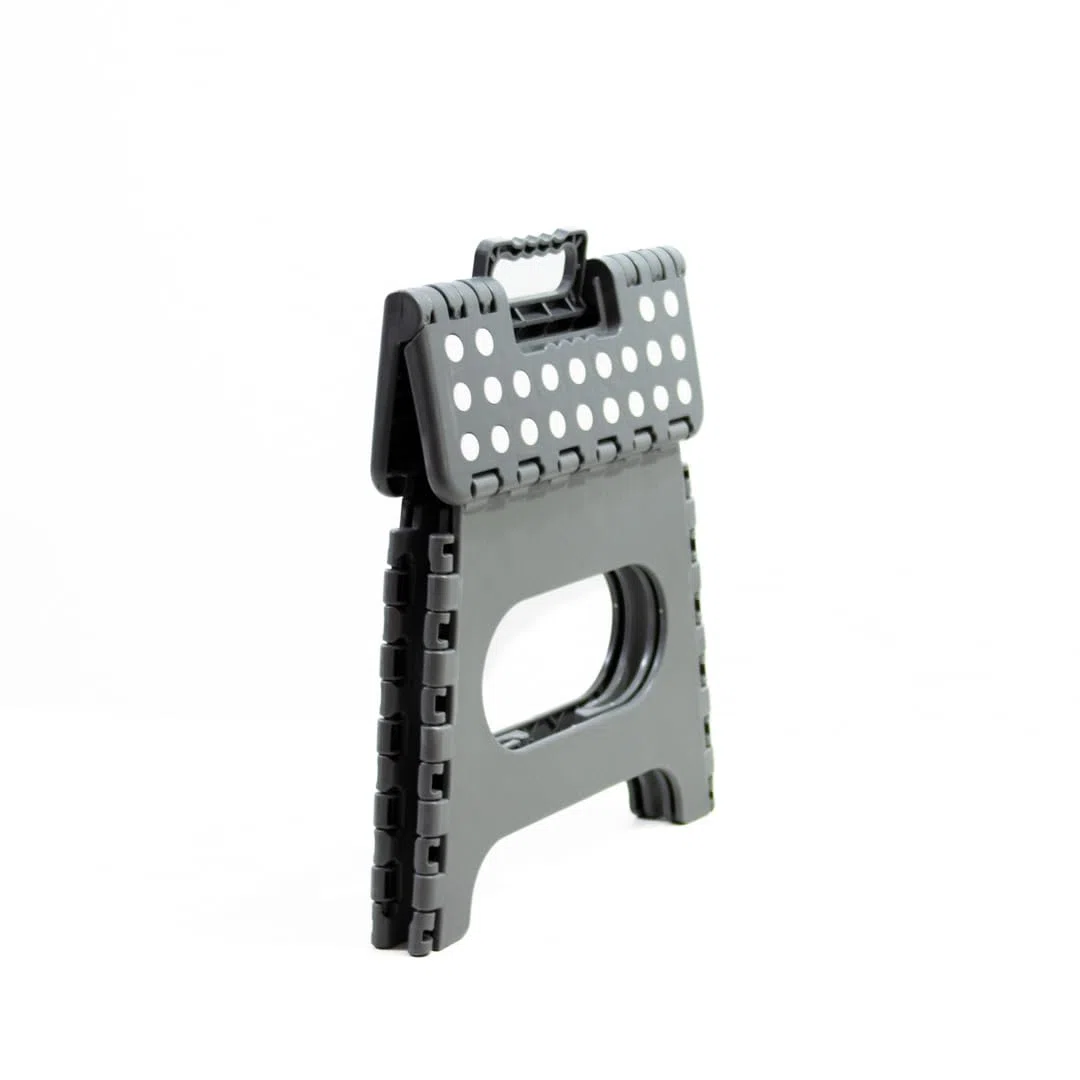 Sgabello pieghevole multiuso Avalon realizzato in PVC resistente. Scala a 1 gradino o scala pieghevole per l'uso come sgabello pieghevole da cucina. Questo sgabello basso misura 27 x 33 x 26,5 cm