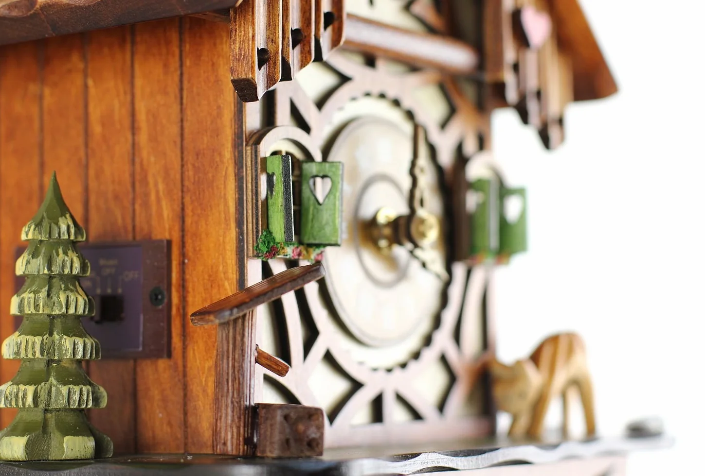 Orologio a cucù al quarzo, in vero legno, funzionamento a batteria, con carillon musicale, a forma di casetta, 24 cm