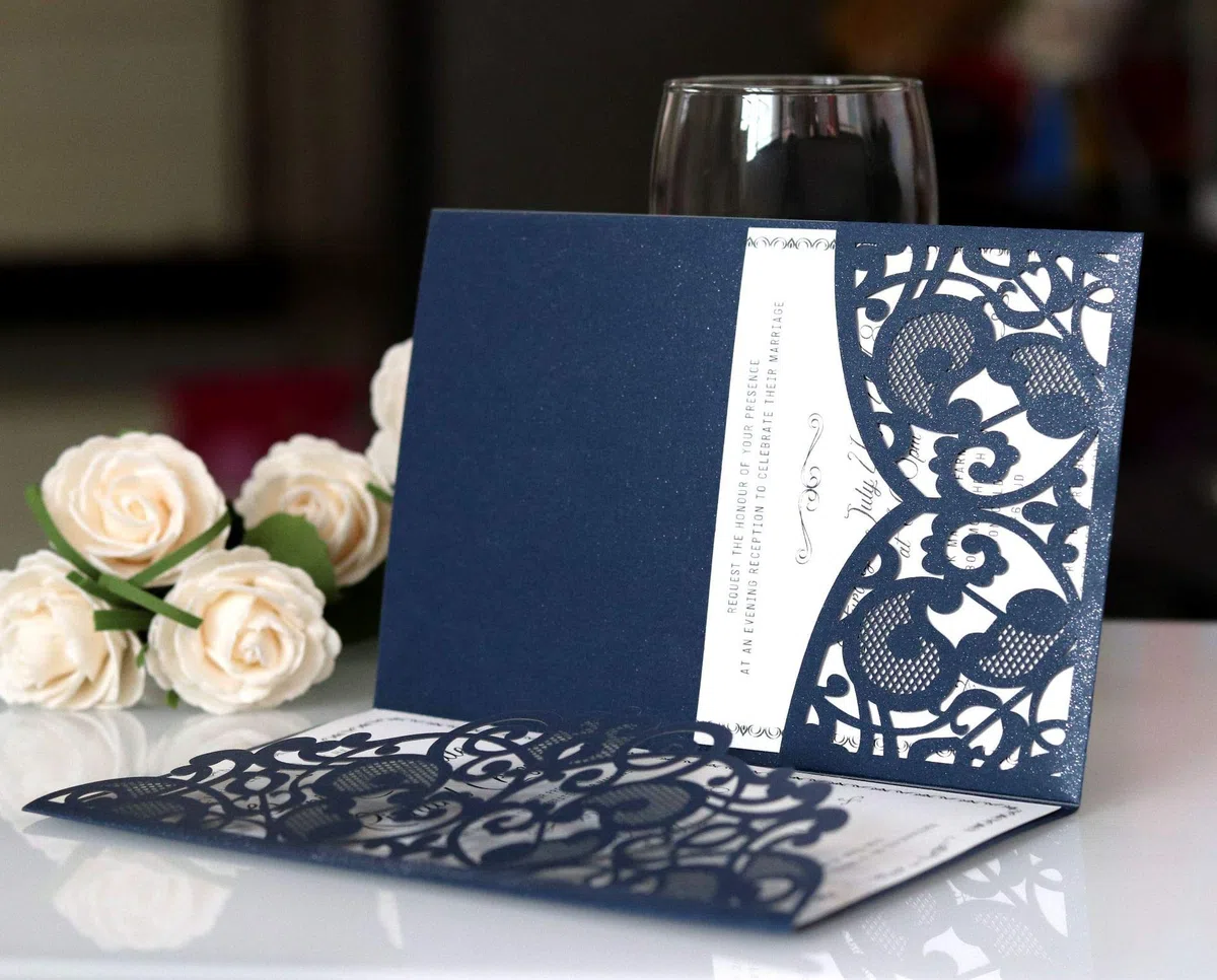 10 Pezzi Matrimonio Invito, Carte di Invito a Nozze, Hollow Floral Design, con 2 Carte Vuote, Blu Navy