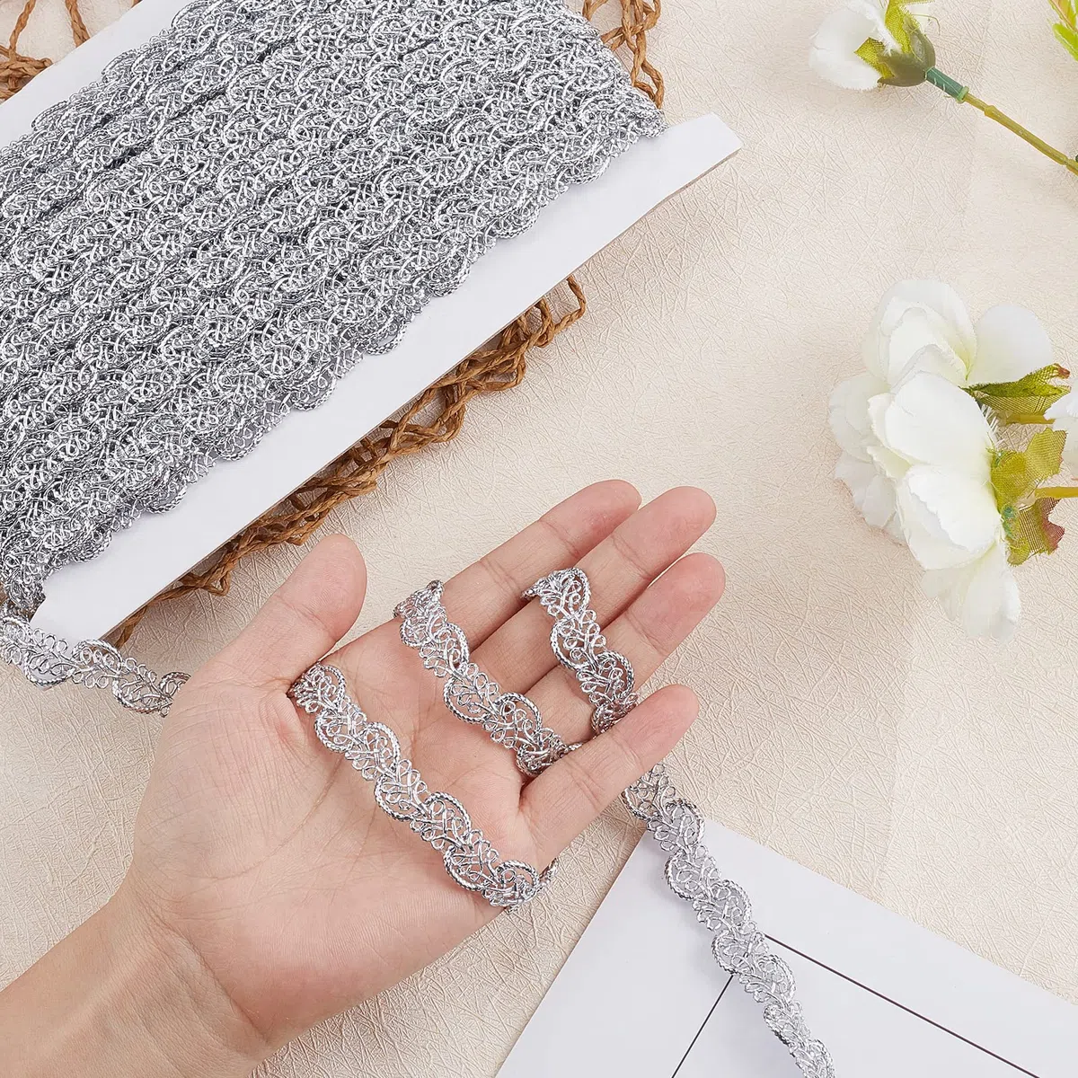 FINGERINSPIRE 25 Yards Metallic Treccia Pizzo Trim, Motivo Foglia 12x1.5mm Argento Millepiedi Pizzo Nastro Decorato Gimp Trim per Matrimoni, Costumi o Gioielli, Artigianato e Cucito